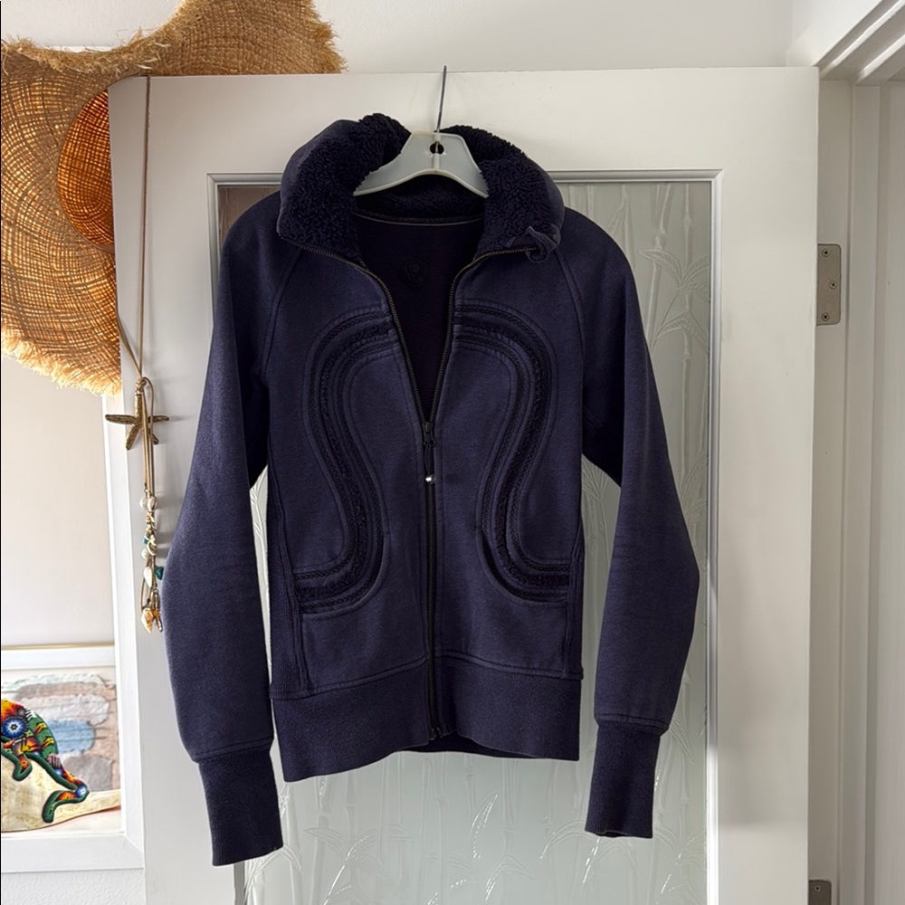 Lululemon Women's Eggplant /Navy color Super cute Jacket size 4
